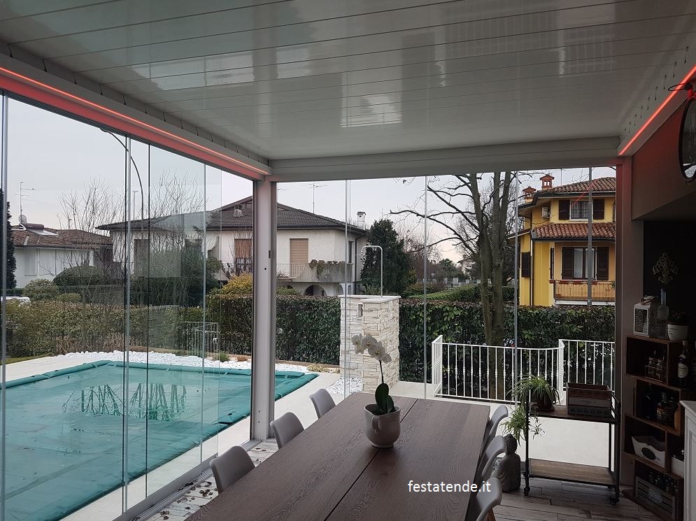 PERGOLA BIOCLIMATICA A LAMELLE ORIENTABILI ADDOSSATA VISION PRATIC